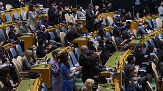 Membres des délégations nationales à l'ONU applaudissant le vote de la résolution "exigeant" de la Russie la fin de la guerre en Ukraine le 2 mars 2022