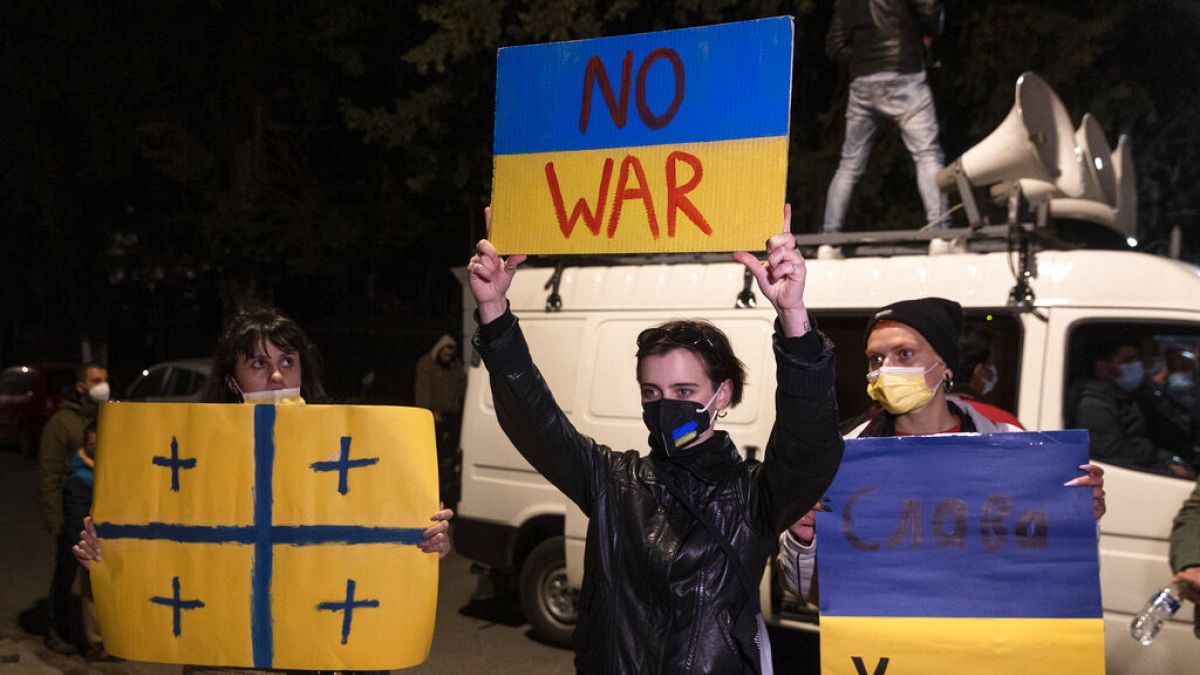 Az ukrajnai orosz invázió ellen tüntettek Athénban