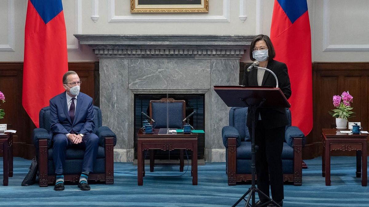 رئیس‌جمهور تایوان، تسای اینگ ون سمت راست تصویر و رئیس سابق ستاد مشترک ارتش ایالات متحده