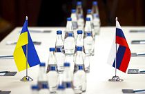 Mesa de negociaciones entre Ucrania y Rusia instalada durante la primera ronda en Bielorrusia