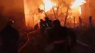 Bombeiros da cidade ucraniana de Zhytomyr combatem chamas após ataque aéreo