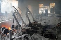 Egy, a bombázásban megrongálódott tornaterem Kijevben, 2022. március 2-án, szerdán