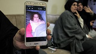 نور الهدى عباس، لبنانية، كانت ابنة زوجها وحفيدتها في مخيم الهول، تظهر صورة حفيدتها