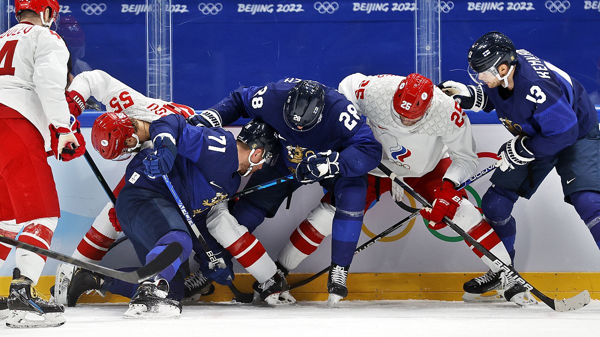 A finn és az orosz játékosok a 2022-es téli olimpia férfi jégkorongtornájának döntőjében