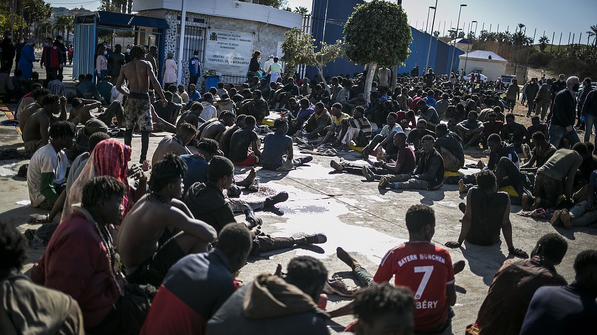 مهاجرون في مركز احتجاز بعد عبور السياج الفاصل بين جيب مليلية الإسباني والمغرب
