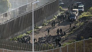 قوات الأمن على الجانب المغربي من الجانب الحدودي للسياج الفاصل بين جيب مليلية الإسباني والمغرب. 2022/03/03