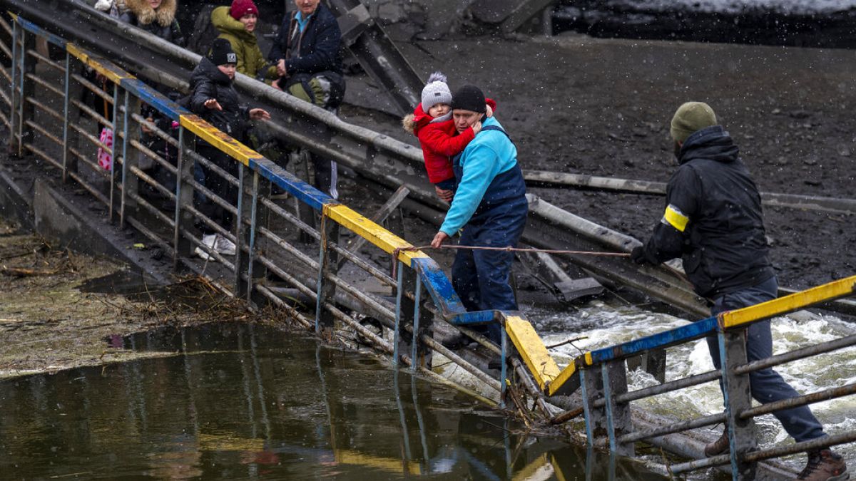 عبور جسر مدمر على مشارف كييف، أوكرانيا، 2 آذار، 2022.