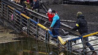 عبور جسر مدمر على مشارف كييف، أوكرانيا، 2 آذار، 2022.