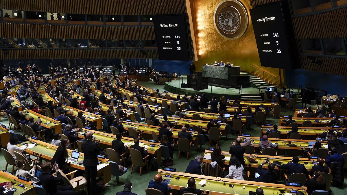 عرض نتائج التصويت على قرار حول غزو أوكرانيا خلال الاجتماع الطارئ للجمعية العامة في مقر الأمم المتحدة