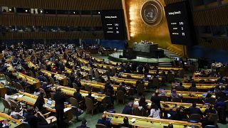 عرض نتائج التصويت على قرار حول غزو أوكرانيا خلال الاجتماع الطارئ للجمعية العامة في مقر الأمم المتحدة