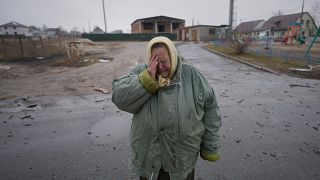 Une femme qui pleure après une frappe aérienne russe à Gorenka près de Kyiv, en Ukraine, mercredi 2 mars 2022.
