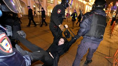 اعتقال متظاهرو مناهضة لغزو أوكرانيا
