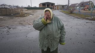 Verzweifelkte Frau in einem Vorort von Kiew in der Ukraine