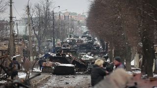 Orosz katonai járművek roncsai a Kijev közelében lévő Bucsa településen