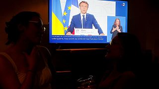Θαμώνες εστιατορίου στη νότια Γαλλία παρακολουθούν το διάγγελμα Μακρόν για την Ουκρανία