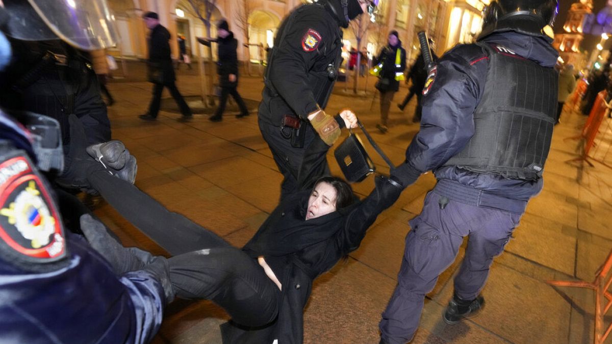 Russische Polizeibeamte nehmen eine Frau bei Protesten in St.Petersburg fest, 02.03.2022