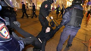Russische Polizeibeamte nehmen eine Frau bei Protesten in St.Petersburg fest, 02.03.2022
