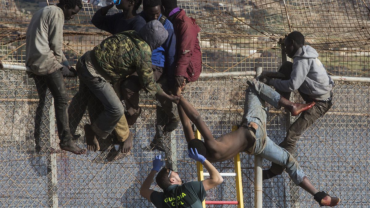 Migrantes saltando la valla de Melilla