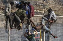Migrantes saltando la valla de Melilla