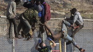 Migrantes saltando la valla de Melilla