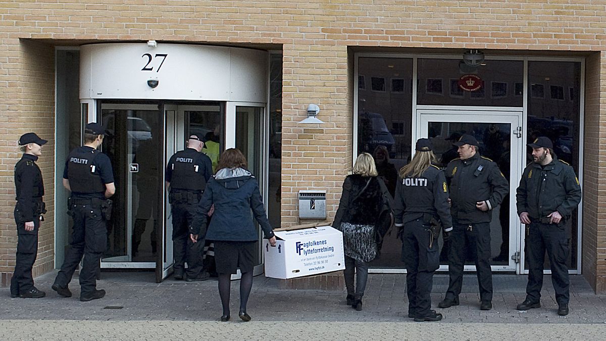 عناصر من الشرطة الدنماركية أمام محكمة في كوبنهاغن، الدنمارك.