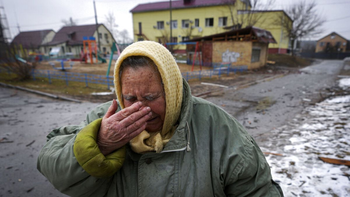 Kiev'in dışındaki Gorenka'da Rus saldırısı sırasında evi zarar gören bir kadın 