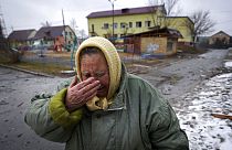 Kiev'in dışındaki Gorenka'da Rus saldırısı sırasında evi zarar gören bir kadın