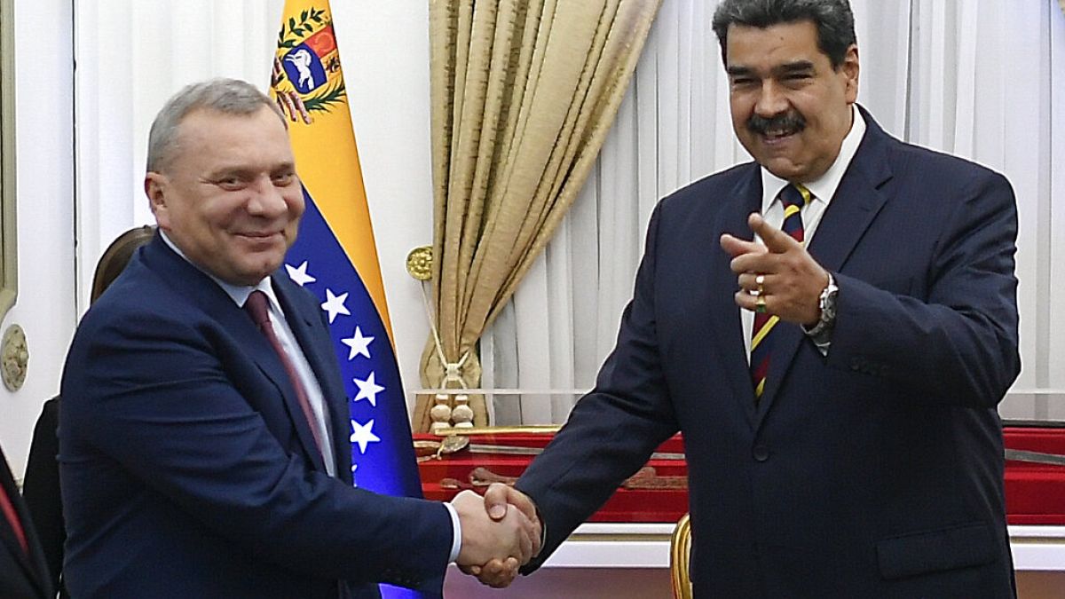 El viceprimer ministro de Rusia, Yuri Borisov y el presidente de Venezuela, Nicolás Maduro, se dan la mano. Caracas, 16/02/2022