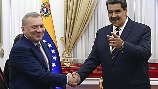 El viceprimer ministro de Rusia, Yuri Borisov y el presidente de Venezuela, Nicolás Maduro, se dan la mano. Caracas, 16/02/2022