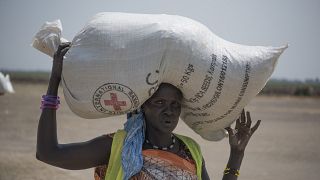 امرأة سودانية بعد توزيع الصليب الأحمر للاحتياجات الأولية في جنوب السودان.