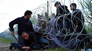 Macaristan Sırbistan sınırını geçmeye çalışan Suriyeli mülteciler, 2015