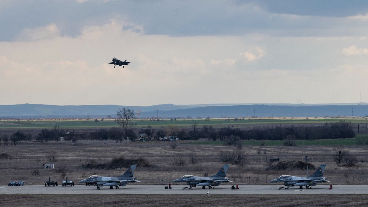 Amerikai vadászrepülők egy román légi bázison 2022. február 24-én