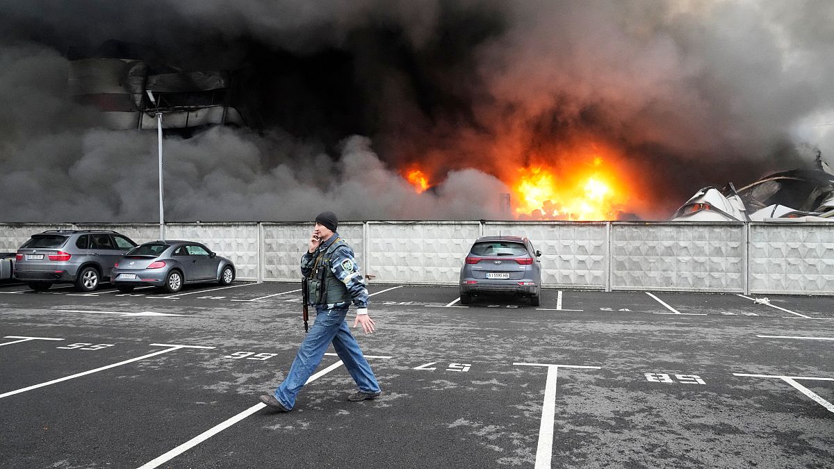 Tűz és füst egy megrongálódott logisztikai központnál Kijevben az orosz bombázások után 2022. március 3-án, csütörtökön