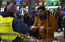 Geflüchtete aus der Ukraine werden am Hauptbahnhof in Berlin mit warmen Getränken und Essen versorgt. 3. März 2022