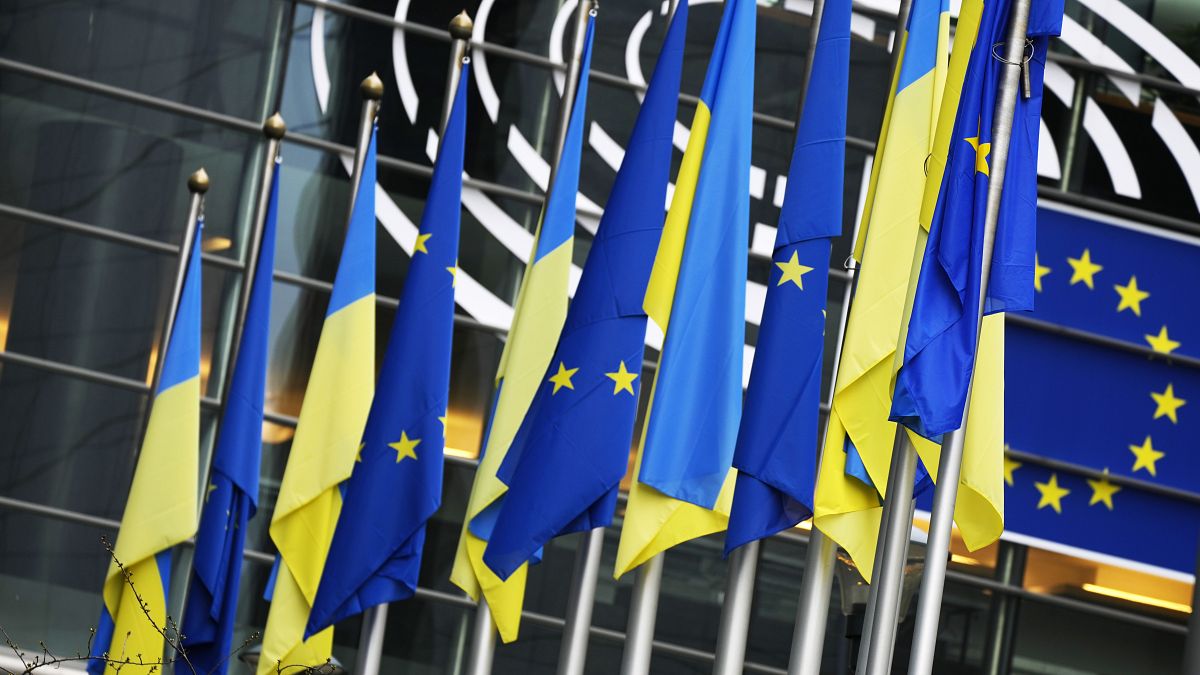 Avrupa Birliği ve Ukrayna bayrakları