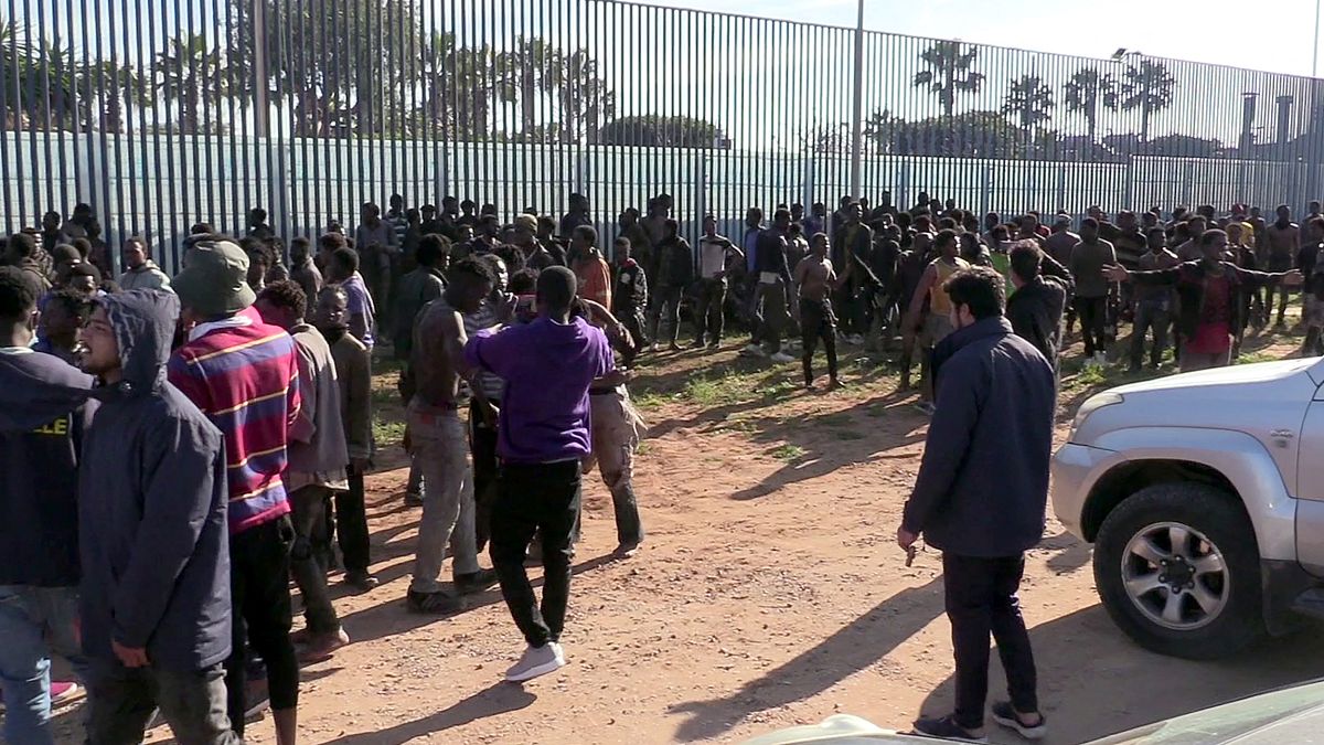 Centenas de africanos atravessam a fronteira espanhola de Melilha