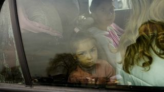 Unos niños llegan en un coche, al paso fronterizo de Medyka, Polonia, tras huir de Ucrania, 2/3/2022