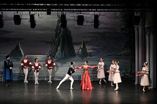 The Kiev Grand Ballet gives its last performance of Swan Lake in France in La Teste-de-Buch