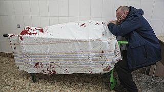 Egy apa fia élettelen teste fölé borul - Mariupol ostroma - 2022. március 3.