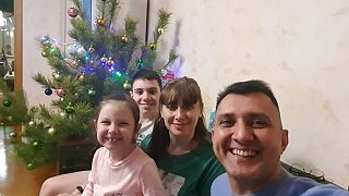 مهدی امینی در کنار خانواده‌اش در اوکراین
