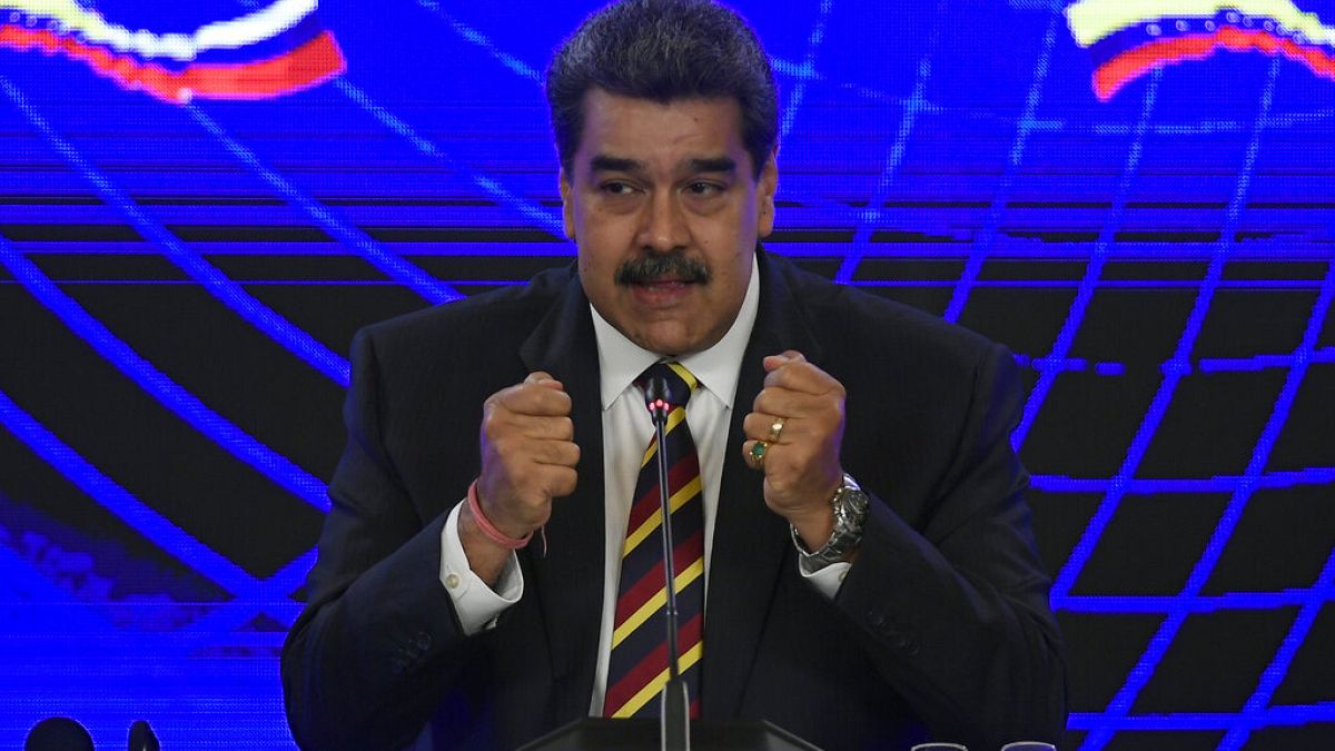 Il presidente venezuelano Maduro esulta dopo aver firmato accordi economici con la Russia. (17.2.2022)