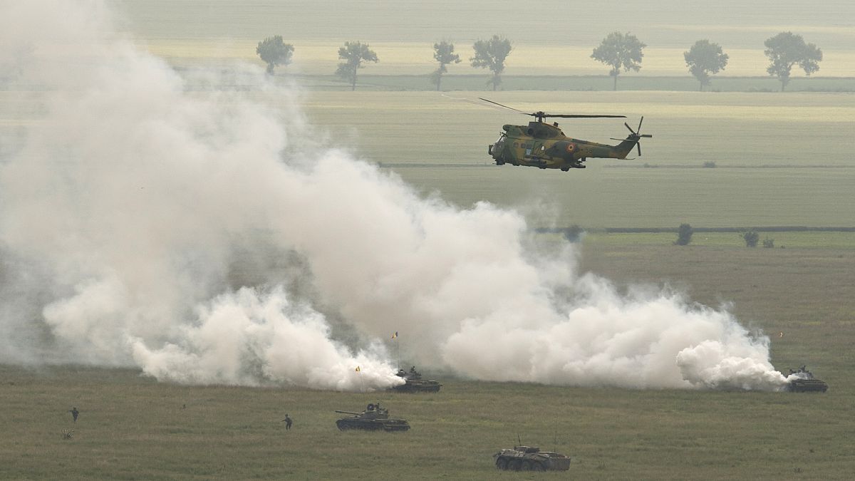 طائرة هليكوبتر رومانية أثناء التدريب في باباداغ، رومانيا.