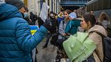 Önkéntesek segítik a menekülteket a Nyugati pályaudvaron