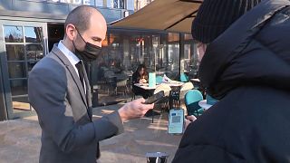 Франция отменит "вакцинные пропуска" и маски (почти везде)