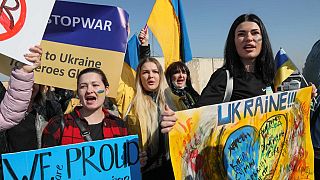 مغتربون أوكرانيون أمام المبنى الذي يضم بعثة الأمم المتحدة لمساعدة العراق (يونامي)، للتنديد بالهجوم الروسي على أوكرانيا، في أربيل-27 شباط 2022