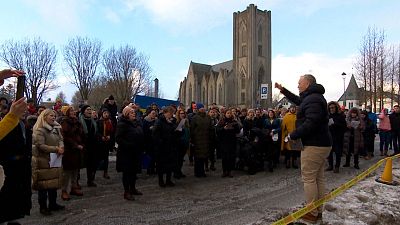 Hundreds sing outside Russian ambassador`s residence and Russian embassy in Reykjavik