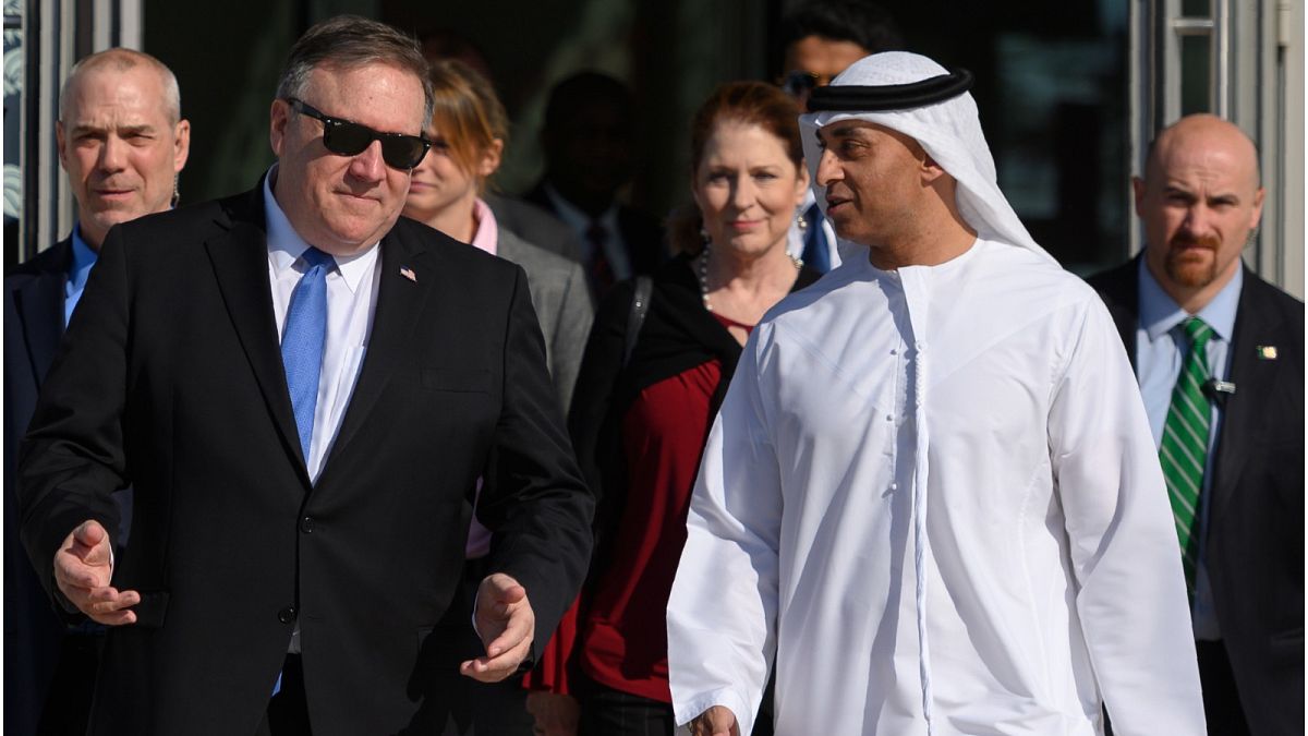 السفير الإماراتي في الولايات المتحدة يوسف العتيبة مع وزير الخارجية الأمريكي السابق مايك بومبيو 