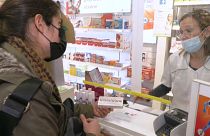Mujer adquiriendo las pastillas de yodo en una farmacia en Bélgica