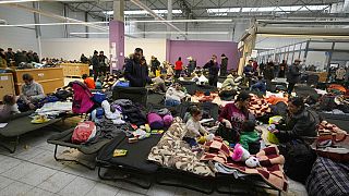 Vertriebene ruhen sich in einer Behelfsunterkunft in Mlyny, nahe dem Grenzübergang Korczowa, in Polen aus, 03.03.2022
