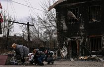 أوكرانيون يحاولون الاحتماء من القصف الروسي